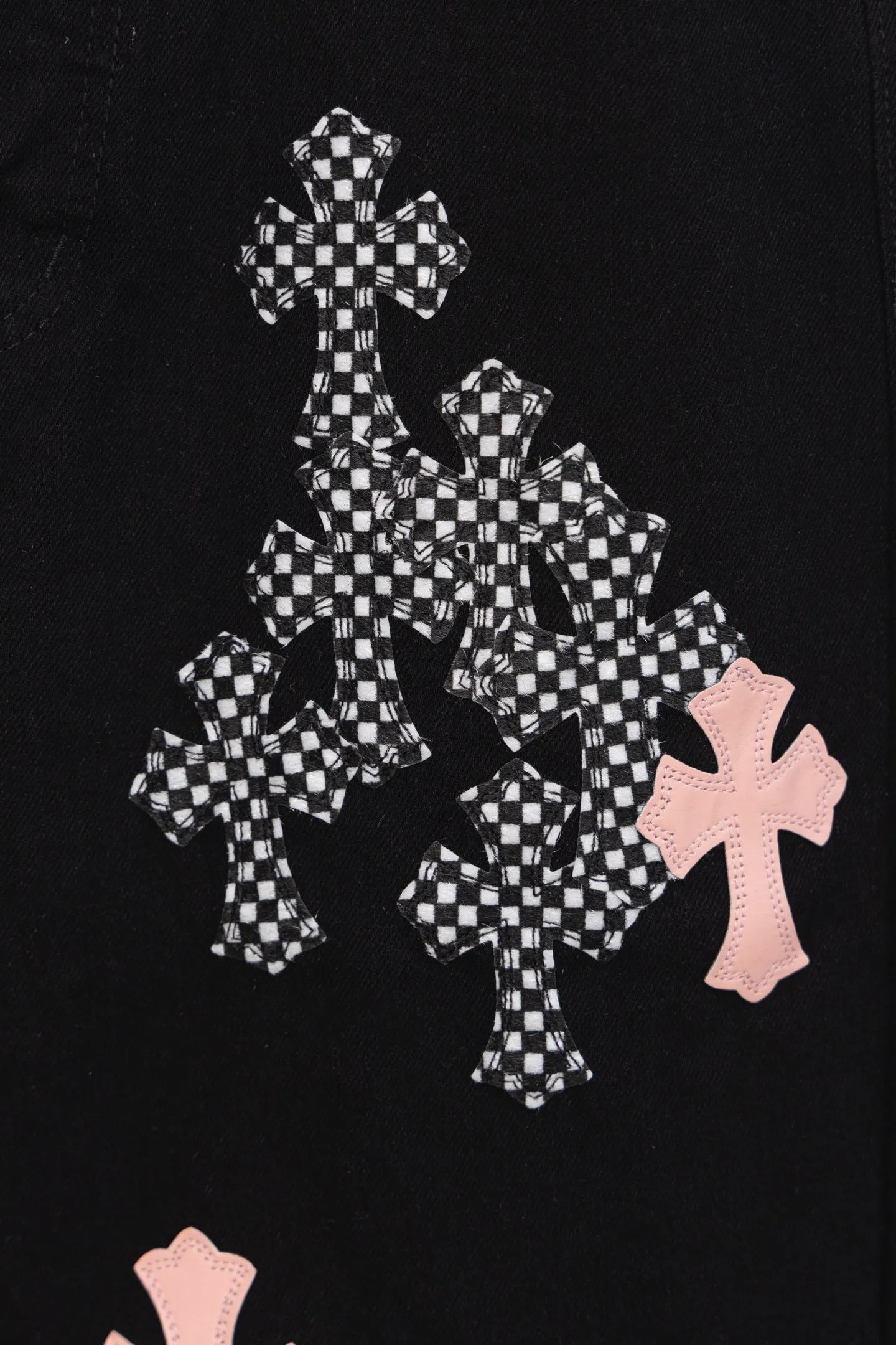 P260 CH Chromehearts limited edition black and white checkered pink cross patchwork leather black jeans, priced at 34W level, patchwork cross pattern embellishment, washed jeans! ! An absolutely high-end luxury product, a 1.9W-level god-level single product, a super popular product, made by top heavy industry, a magic weapon that cannot be missed! [About Zangyin] This is an extremely luxurious fashion brand that can also be called the aristocracy of the high street. It has always been an exclusive brand for some hipsters or rich second generations. Compared with ordinary high streets, it is more luxurious and noble. Compared with luxury brands, it is more fashionable and individual. It has always been a brand that I have a special liking for. [Top heavy industry fashion design] Consistently high-street luxury style. Speaking of this style, the Zangyin family and GU family are definitely the leading representative brands. Especially the Zangyin family has really achieved a state-of-the-art effect in creating high-street style. The unique washed material is used to create this style. The color system is already quite eye-catching. After it is decorated with patchwork cross flowers, it cleverly highlights the charm of the brand. Secondly, this style uses classic The high-waist cutting design highlights the long legs and fashionable temperament of the upper body. The brand is highly recognizable and the slim fit configuration is more suitable for daily wear. It is a product that interprets personality, fashion, and specifications at a glance. This single product is enough to make any fan excited. It can be a white T-shirt for a youthful college style, or a tight suspender for a royal style. It has strong matching ability and can be easily controlled by men.  [Materials and craftsmanship] Needless to say, this point goes without saying. As an excellent craftsman brand, Zangyin’s requirements for details and craftsmanship are really perfect. The washed color of this model has gone through so many processes, not to mention the embellishment of denim appliques. It is also purely hand-made and sewn. Just like what they believe in, only hand-made things have soul and have the meaning of wear. A top-notch heavy-duty fashionable denim item, I look forward to your perfect interpretation! !  Color: Black Size: 28-36